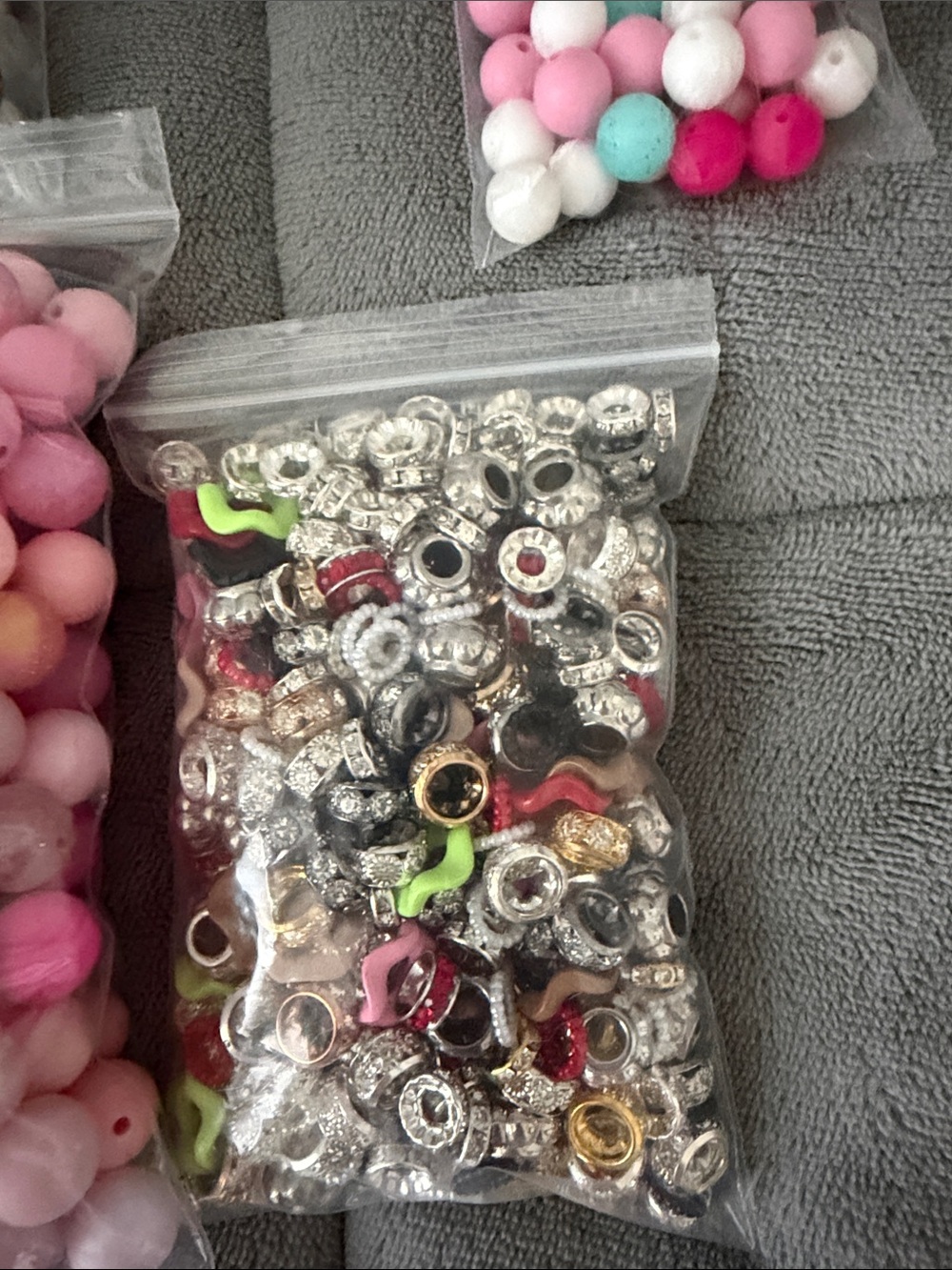 Assortment of silicone beads 15mm and 12mm perfect for crafting - Picture 4 of 16